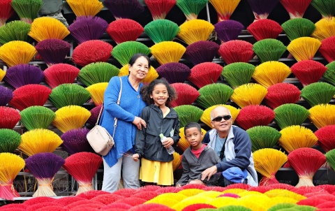 Halday tour incense vilage Quang Phu Cau